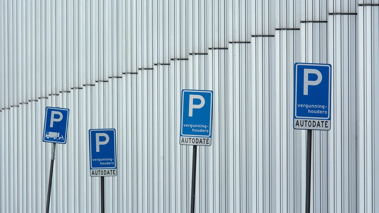 Parkeringsskyltar som exempel på trafiknära privat skyltning.