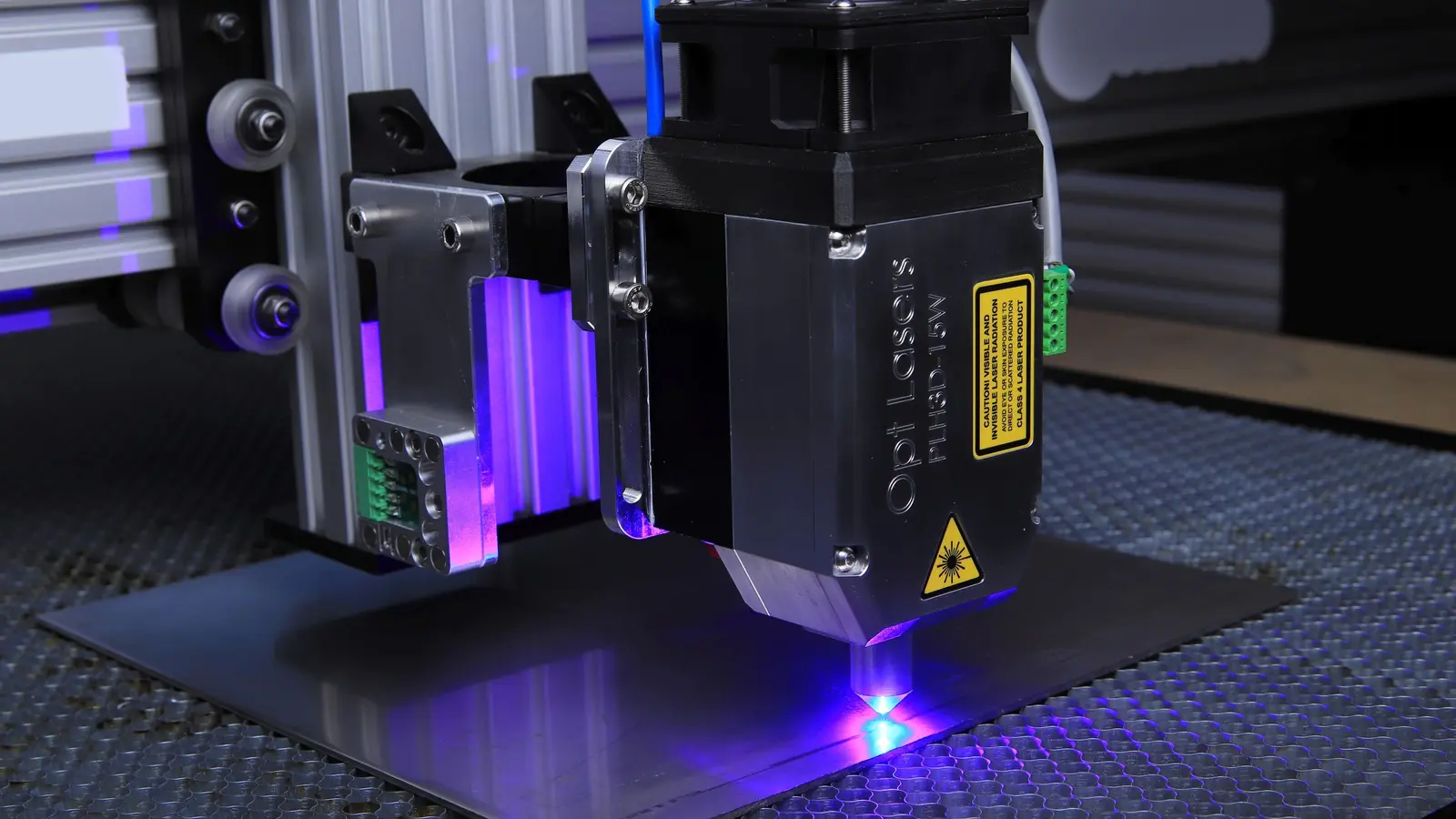 Lasergravering på metall som exempel på skyltproduktion.